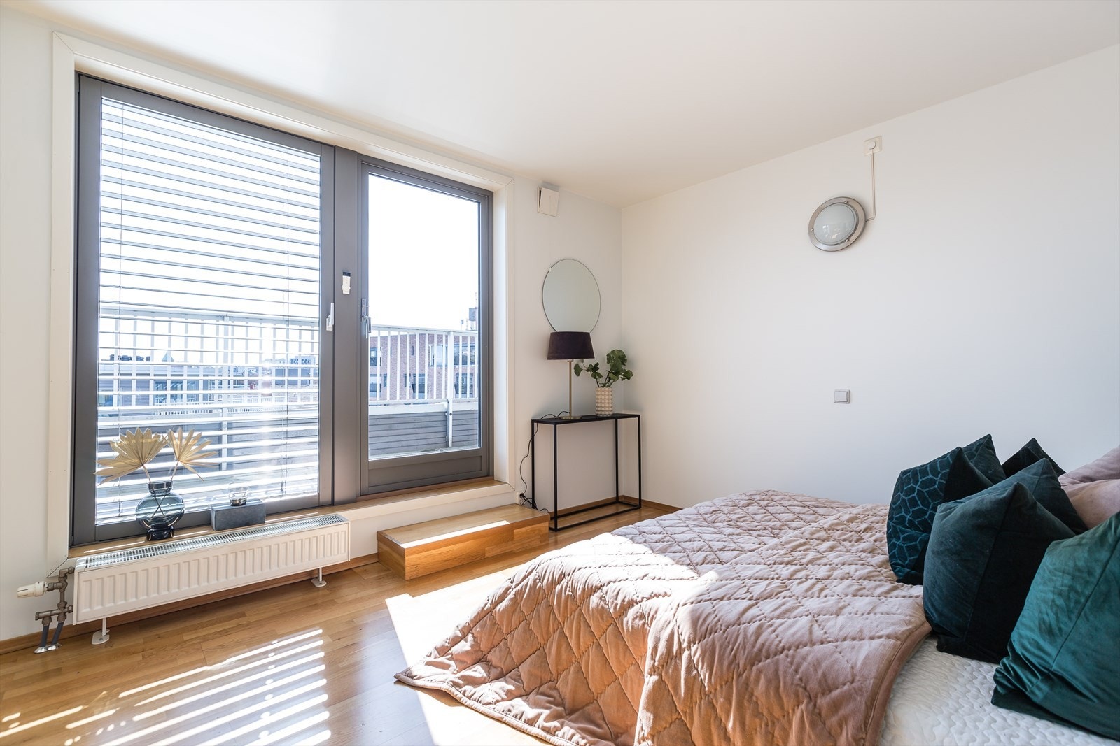 Dør fra hovedsoverom og ut til den nydelige terrassen Galleribilde