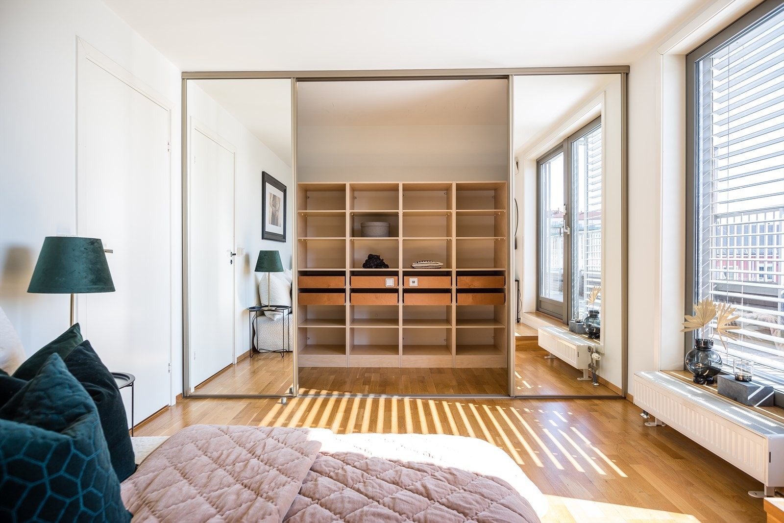 Hovedsoverommet har god oppbevaringsplass i skyvedørsgarderobe Galleribilde