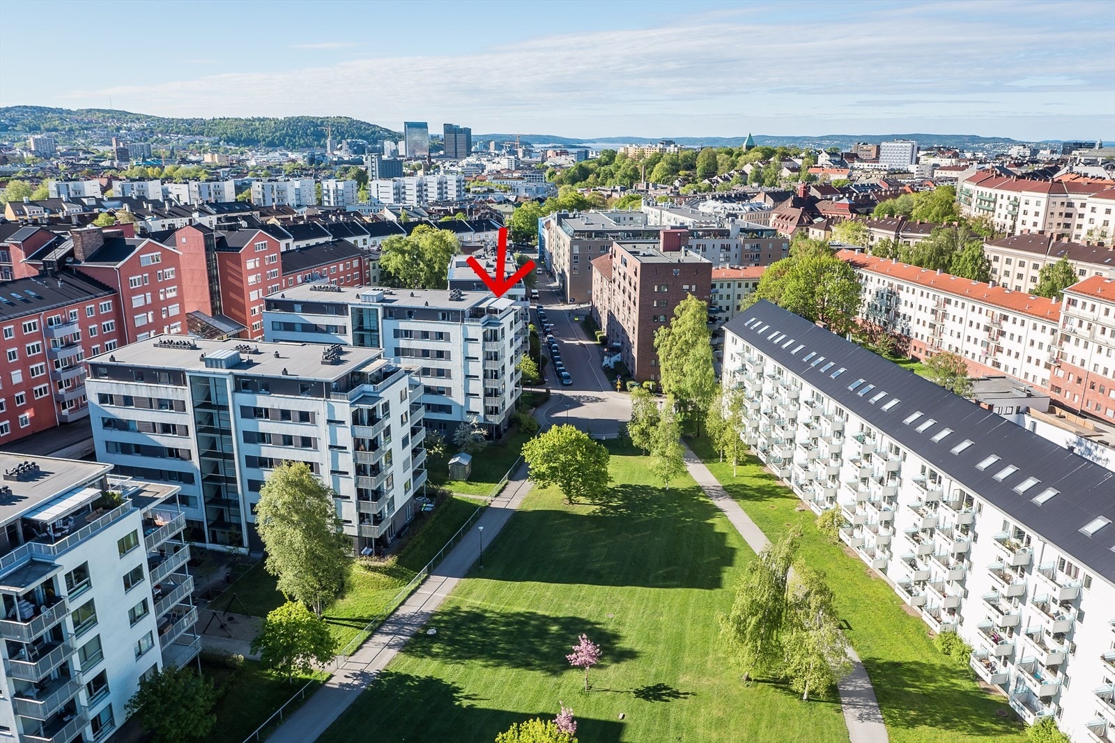 Leiligheten har en unik beliggenhet i umiddelbar nærhet dette vakre grøntarealet - sentralt men likevel tilbaketrukket og rolig Galleribilde