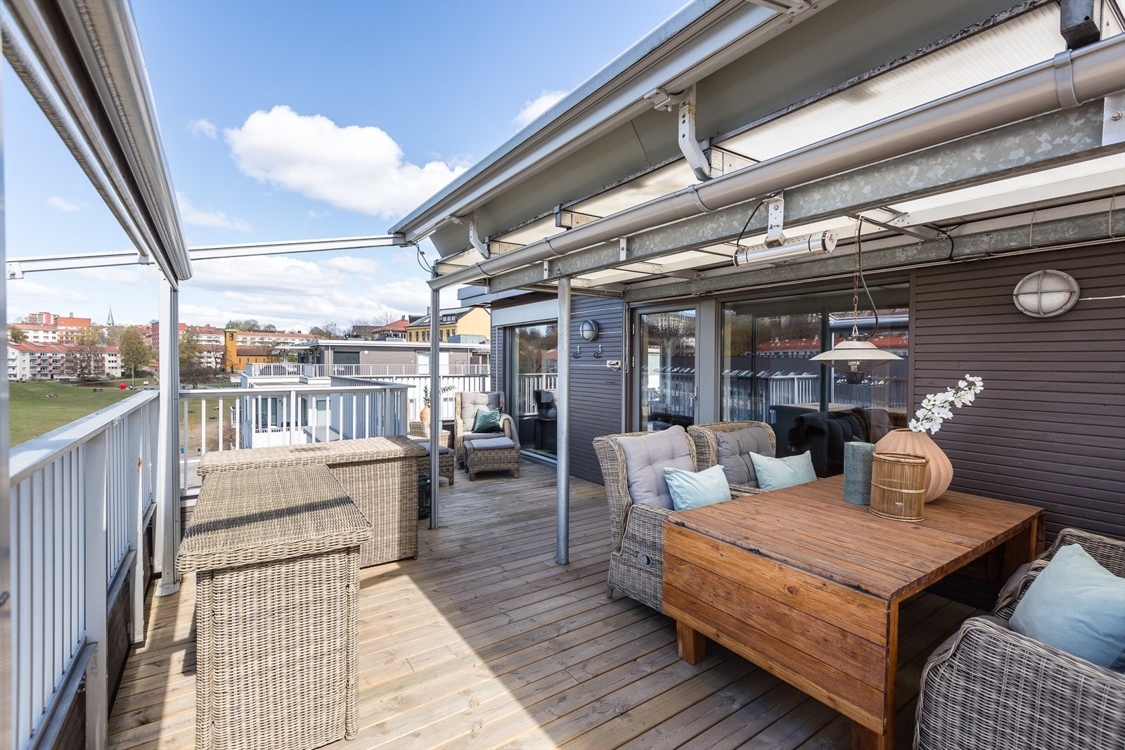 På varmere dager kan du åpne terrassedøren ut fra enten stuen eller hovedsoverommet og nyte hele 58 kvm med uteplass! Galleribilde