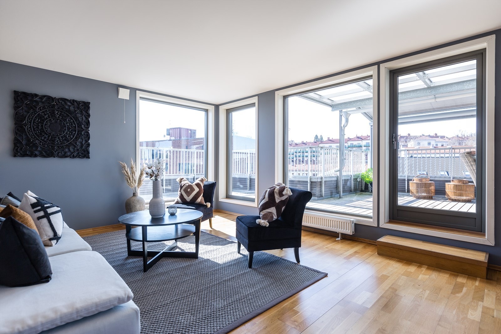 Stuen har ekstra store og mange vindusflater som gir spesielt godt med naturlig lys inn til rommet Galleribilde