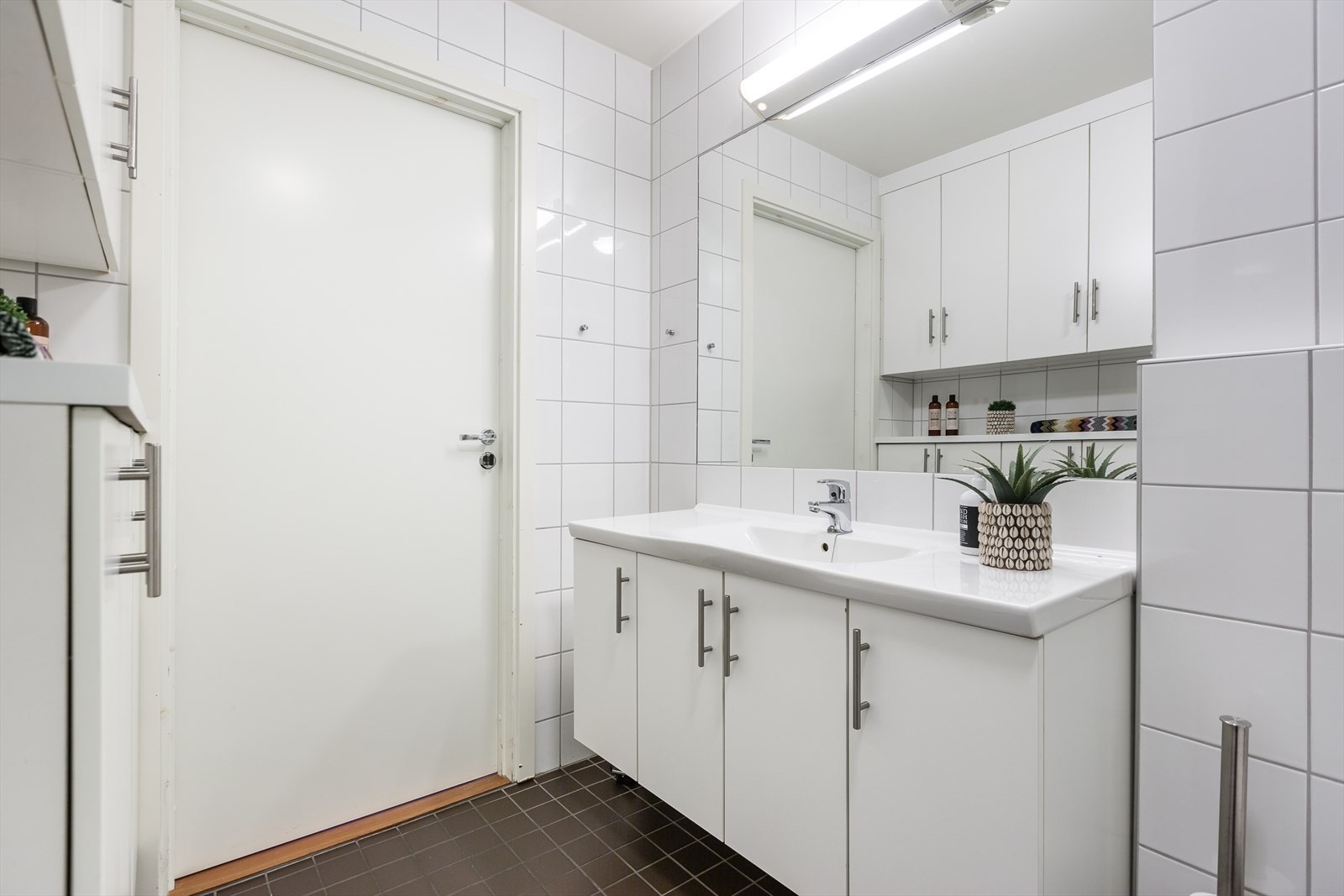 Heldekkende servant med underskap og vegghengte skap på vegg Galleribilde