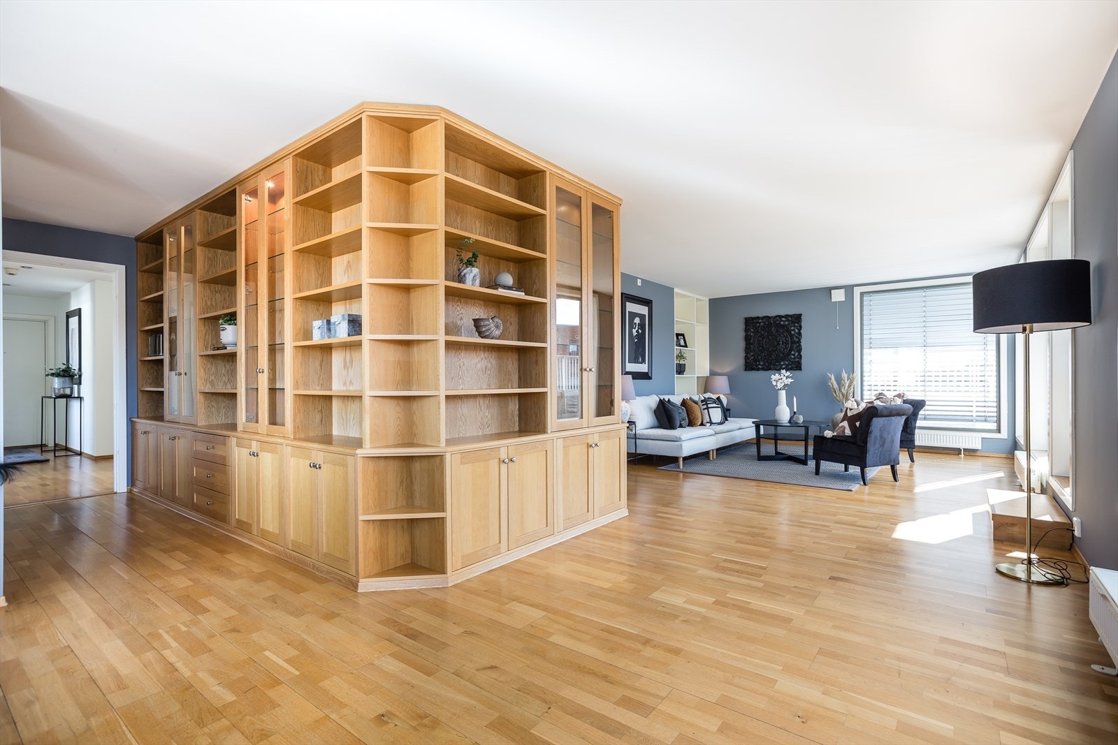 Stort oppholdrom med flere innredningsmuligheter. Plassbygde hyller og skapinnredning. Galleribilde