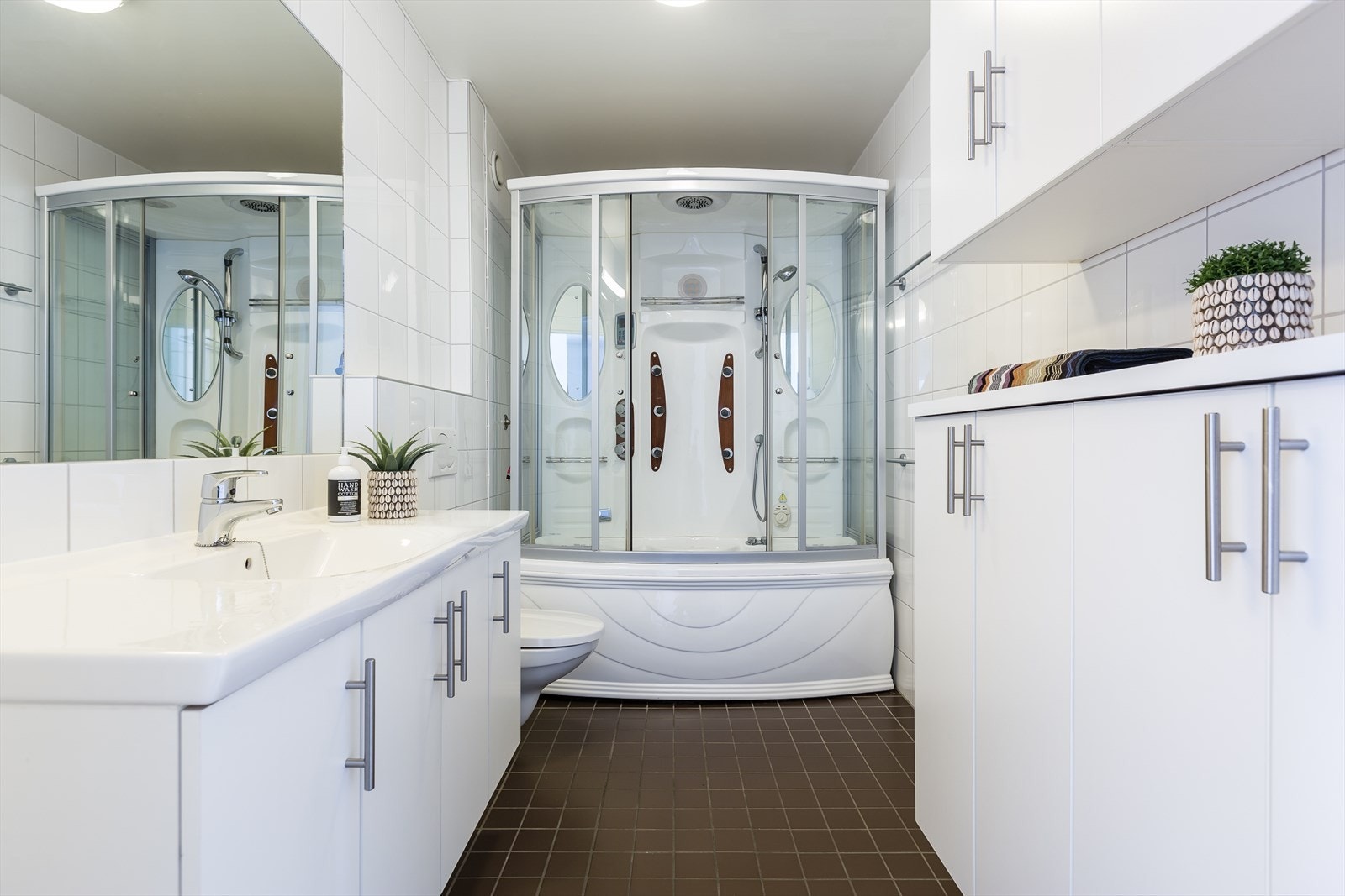 Hovedbadet er meget romslig og har stort dusjkabinett. Eier opplyser om noen defekter på dusjkabinett Galleribilde