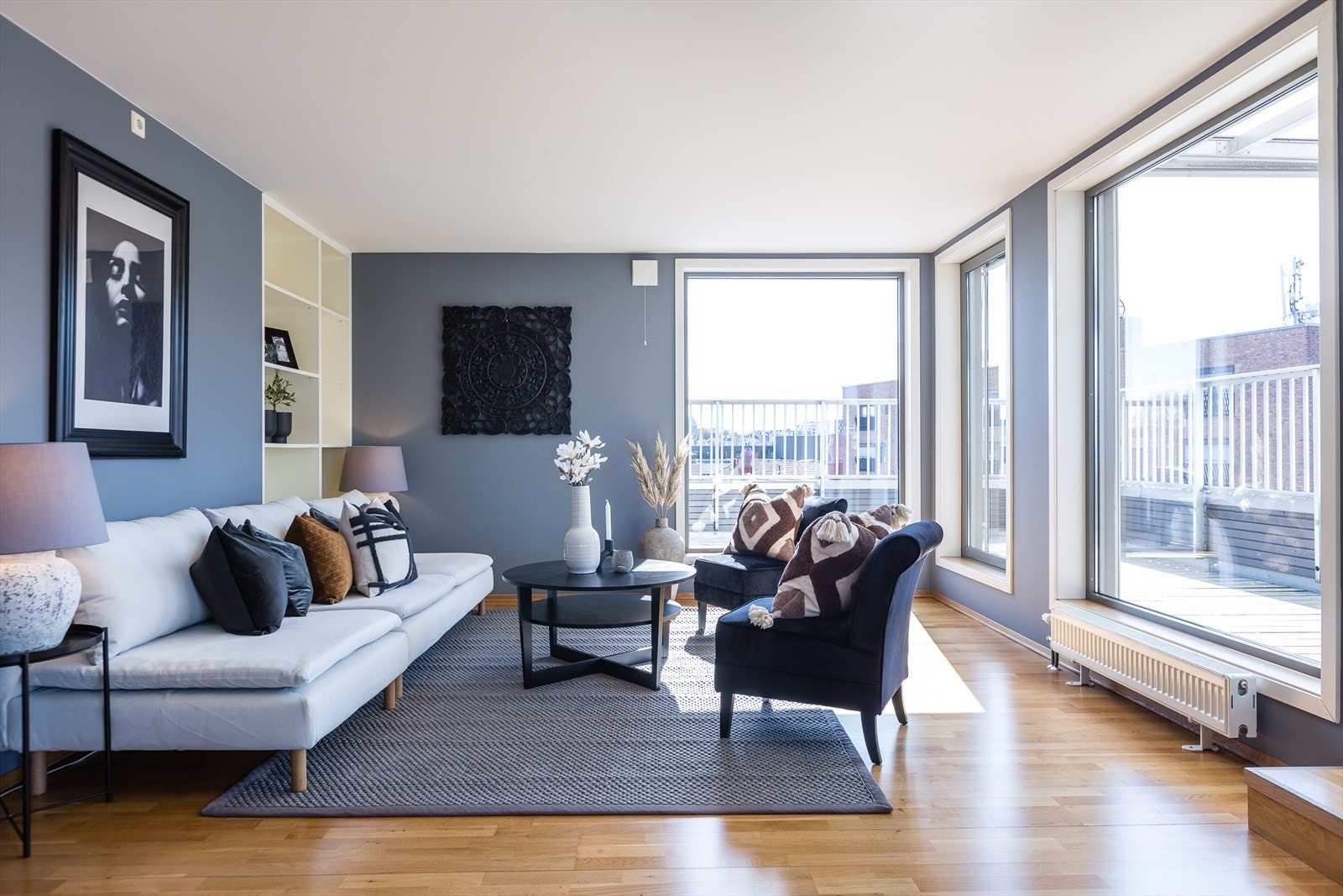 Dette er en 4-roms toppleilighet, høyt beliggende i byggets 7. etasje med heisadkomst. Leiligheten ligger i front mot parken og har en sjeldent god plassering. Galleribilde