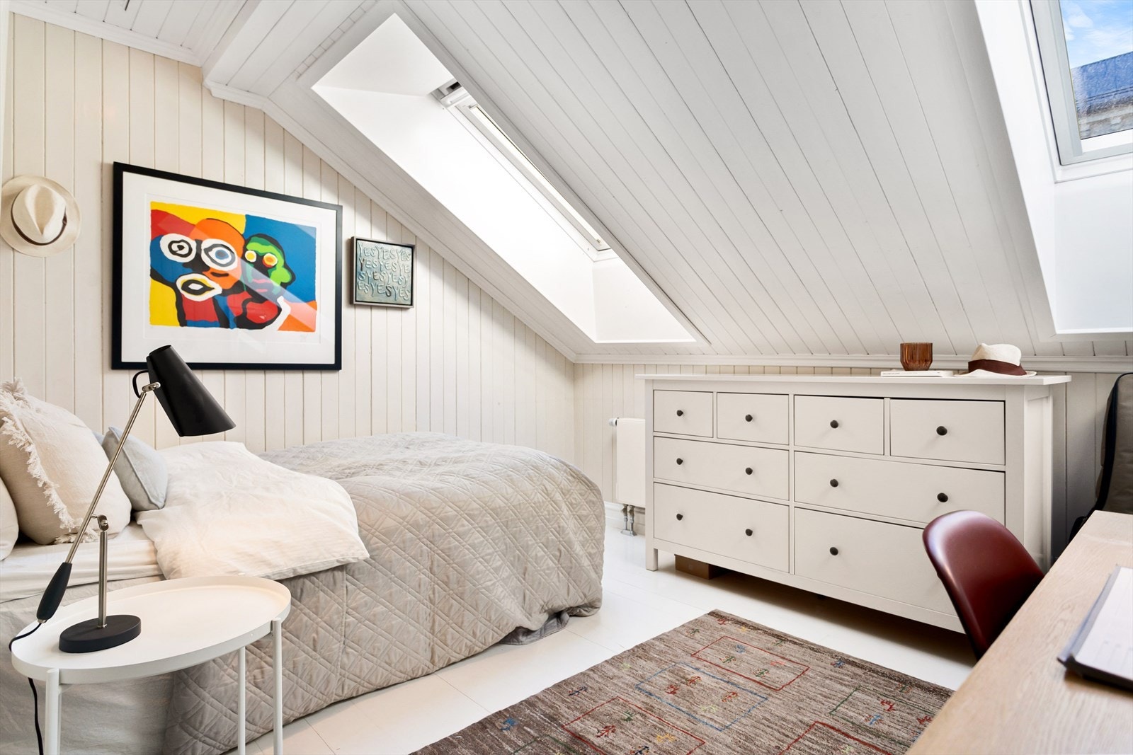 Romslig soverom med god plass til dobbeltseng, skrivepult, kommode og øvrig oppbevaring. Galleribilde