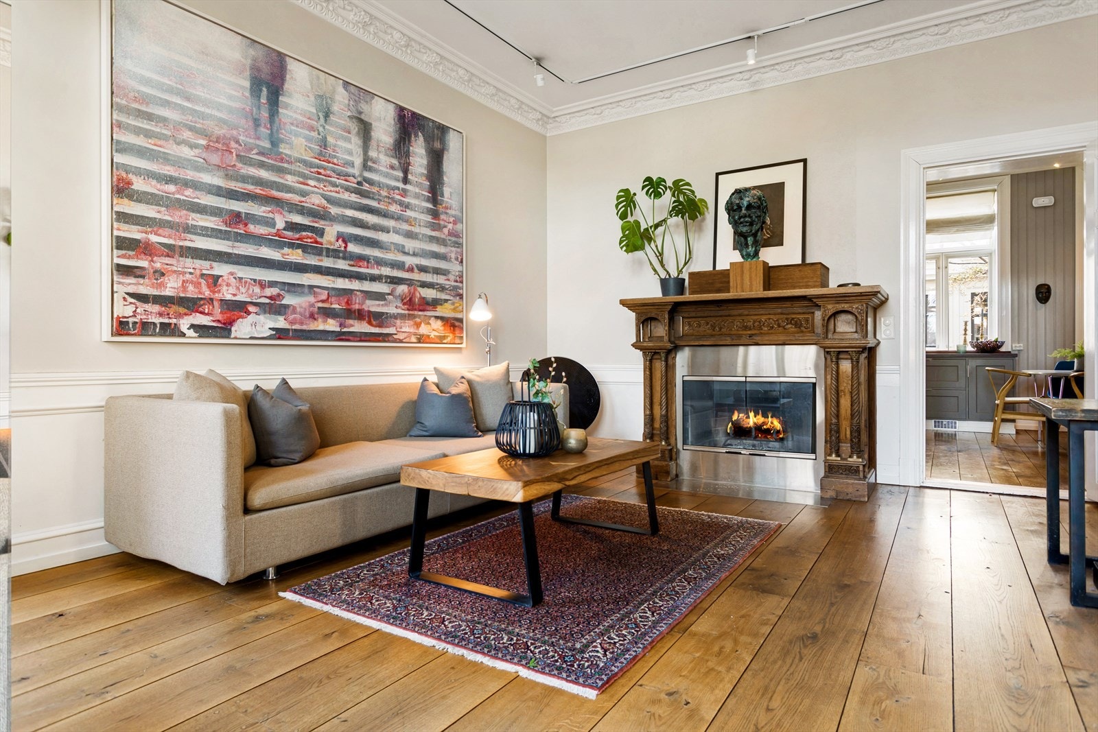 Fra kjøkken er det adkomst til en stue med smakfulle kvaliteter og detaljer. Galleribilde