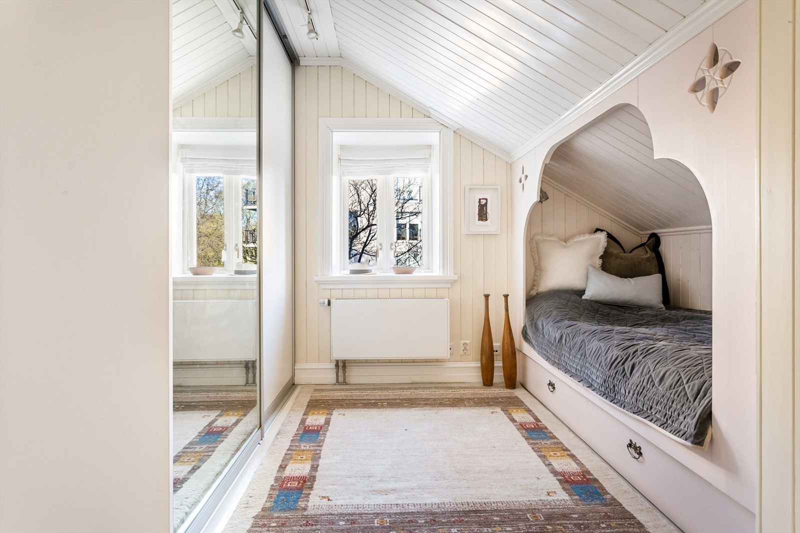 Soverom med skyvedørsgarderobe - egner seg til barnerom/gjesterom. Galleribilde