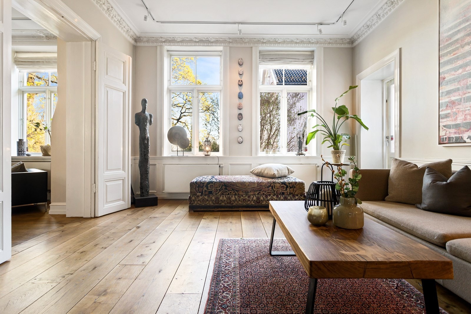 Den klassiske utformingen harmonerer svært godt med det mørke gulvet - brede franske eikeplater. Galleribilde