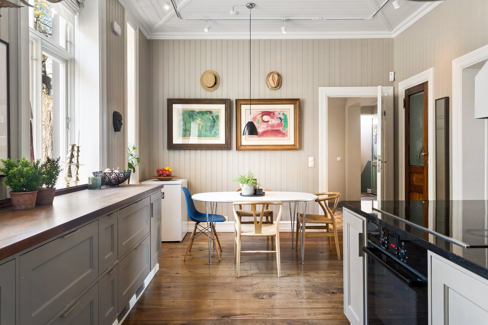 Benkeplater i sort granitt og heltre. Galleribilde