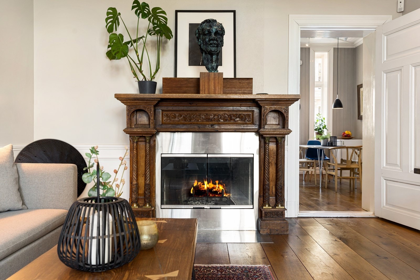 Flott innsatspeis med glassdører tilfører stuen en god og lun romfølelse og er samtidig et smykke i seg selv. Galleribilde