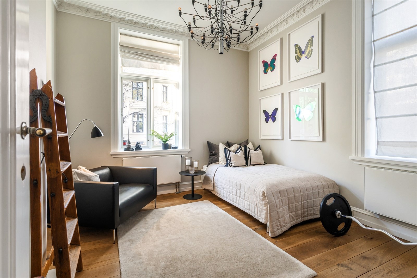 Stort soverom med adkomst fra entré/hall i hovedetasjen. Galleribilde