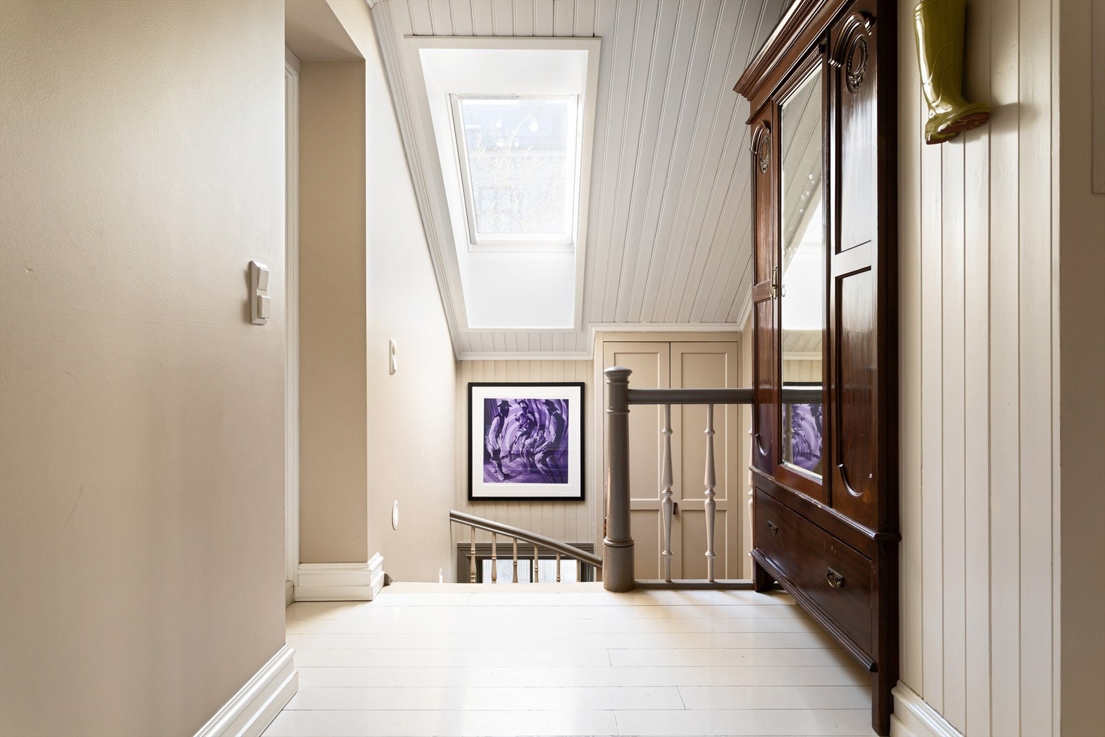 Velkommen opp i 2.etasje som inneholder 3 soverom, omkledningsrom, 2 bad, vaskerom og kontor/stue. Galleribilde