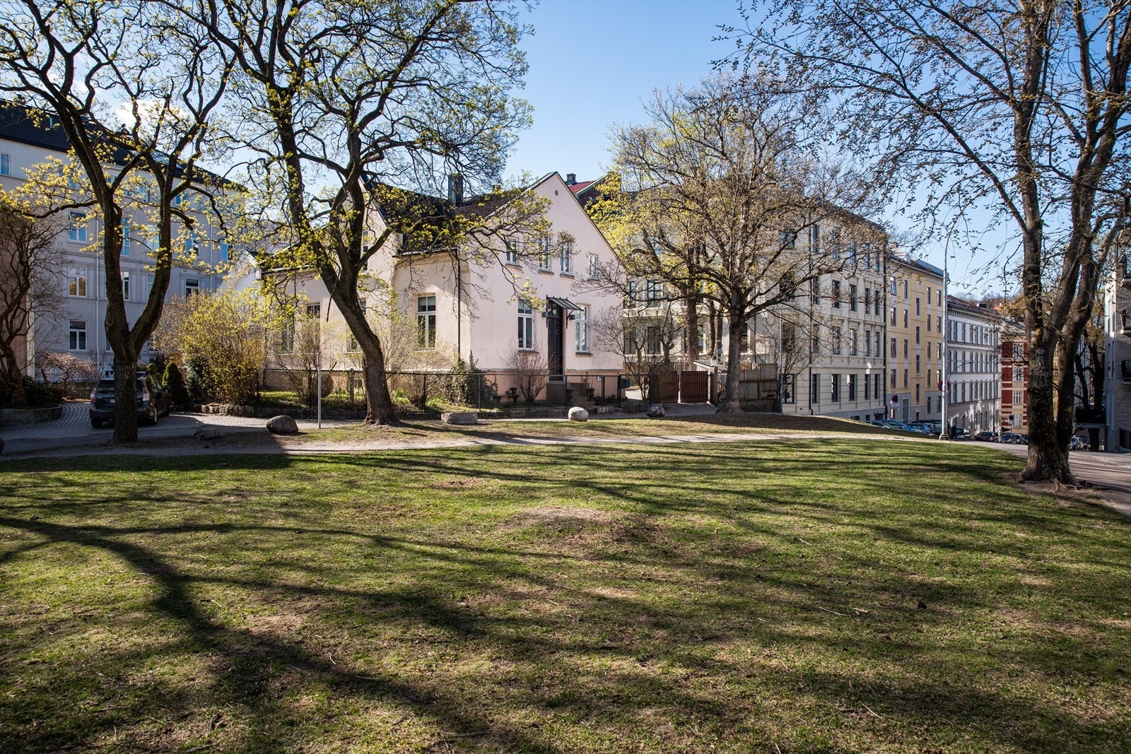 Fantastisk beliggenhet - tilbaketrukket på toppen av Akersbakken med gangavstand til det meste Hovedstaden har å by på. Galleribilde