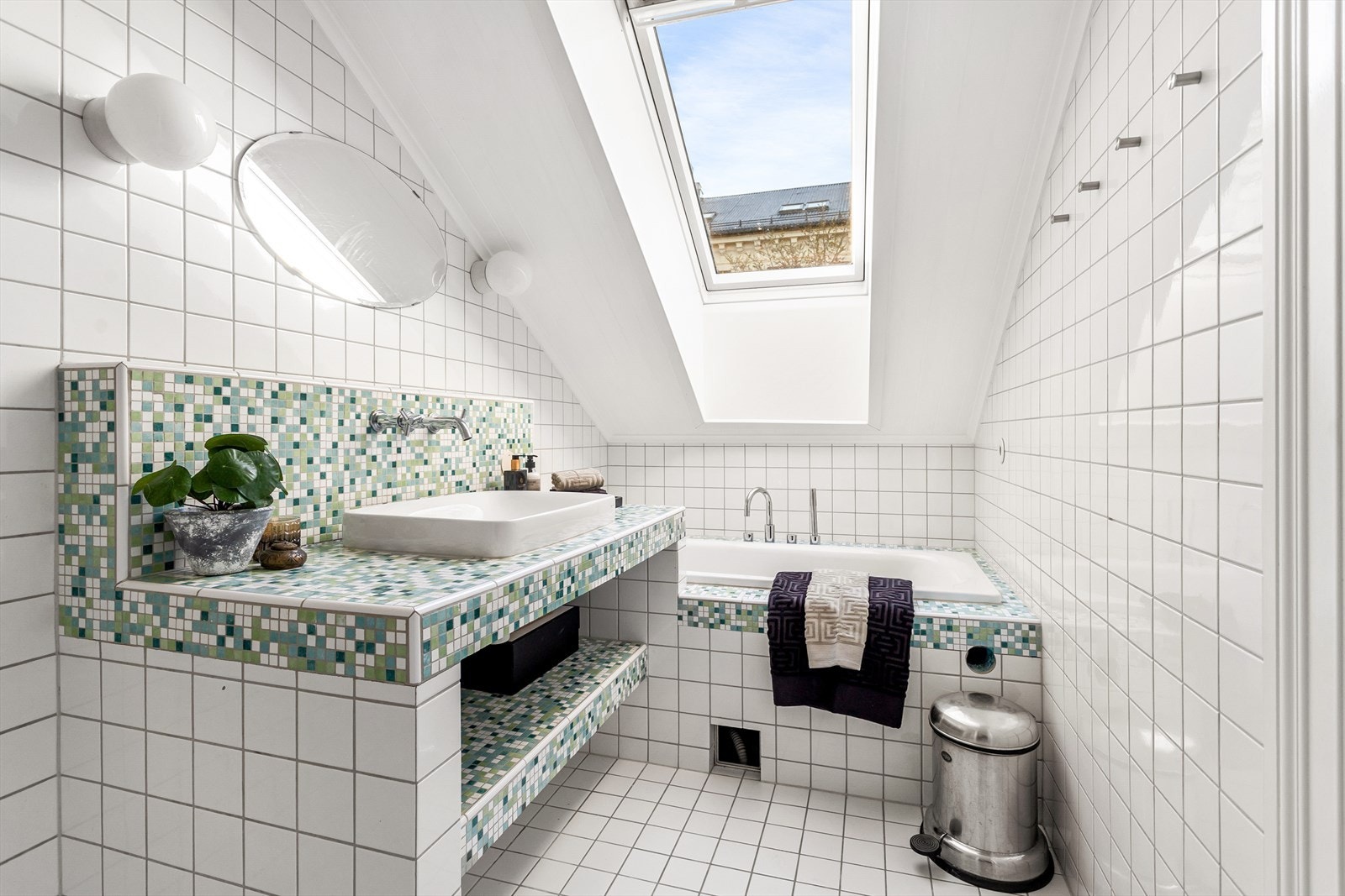 Bad nr. 2 med badekar og dusj. Galleribilde