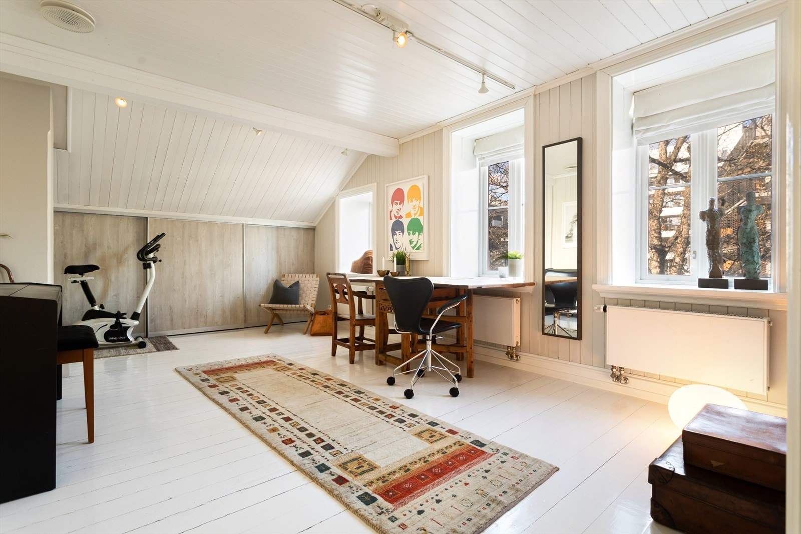 Kontor/stue med gode lagringsmuligheter i skyvedørsgarderobe. Galleribilde