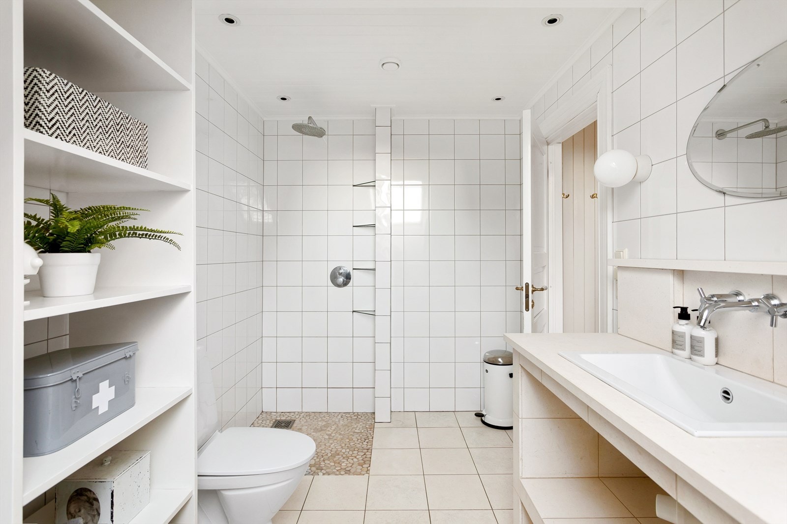 Pent flislagt bad med dusj og badekar. Galleribilde