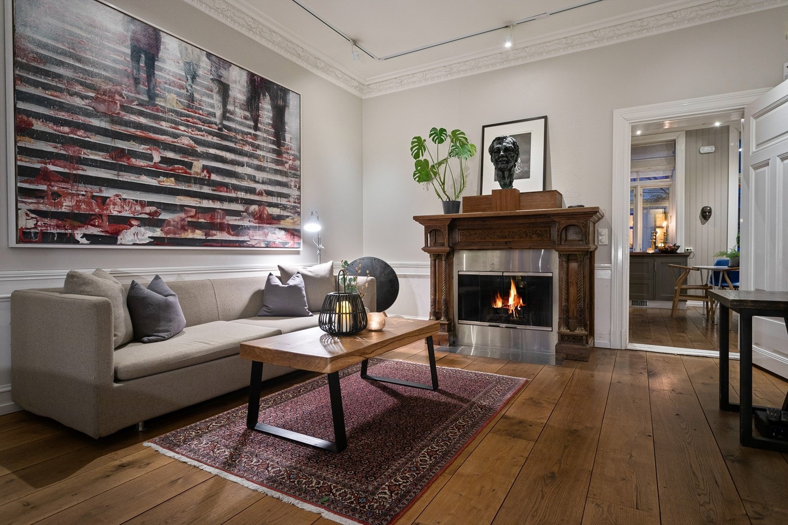 Boligen oppleves lun og koselig på kveldstid med to peiser. Galleribilde