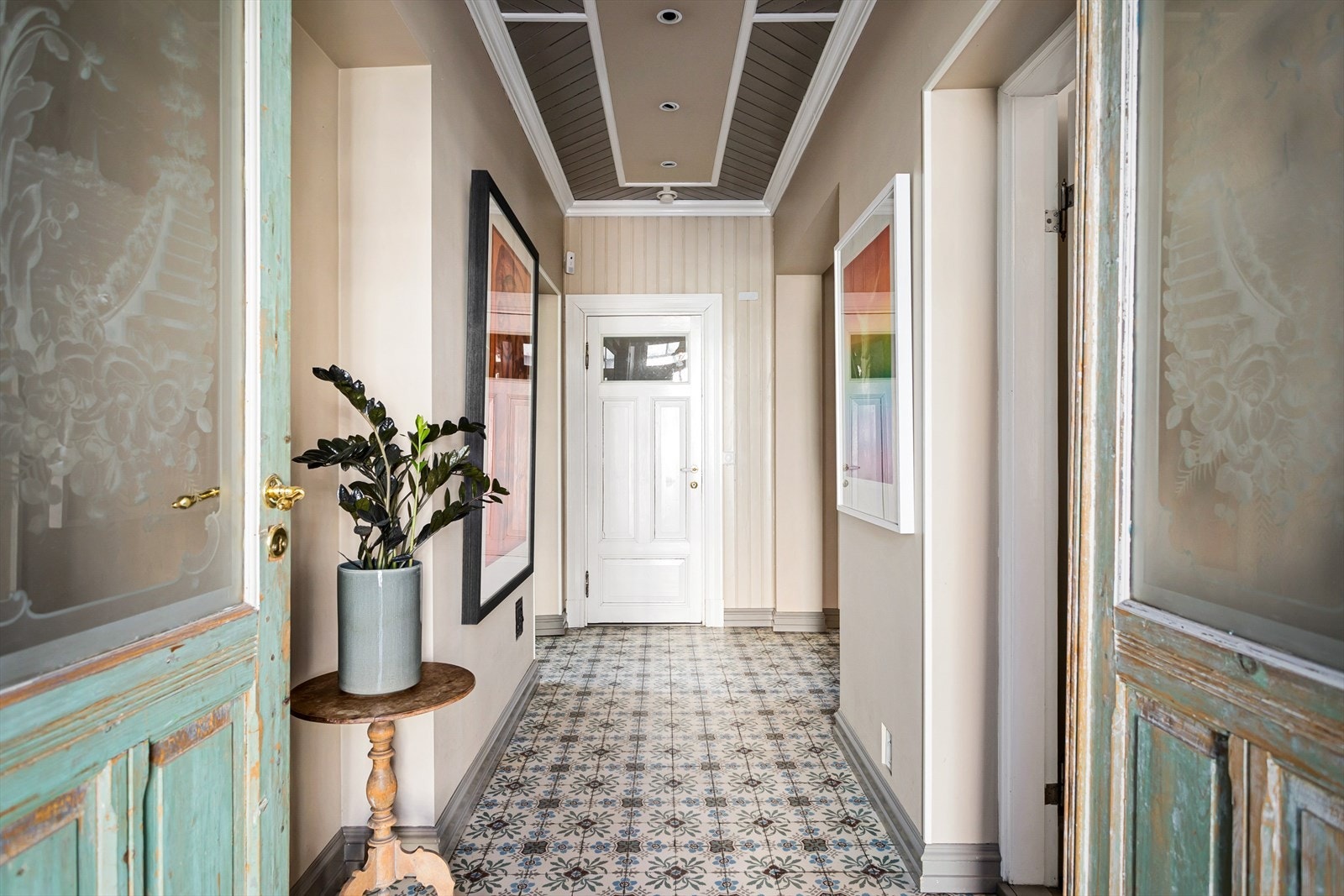 Innbydende entré/hall med vindfang, antikke fliser og flotte dobbeltdører som gir et godt førsteinntrykk. Galleribilde