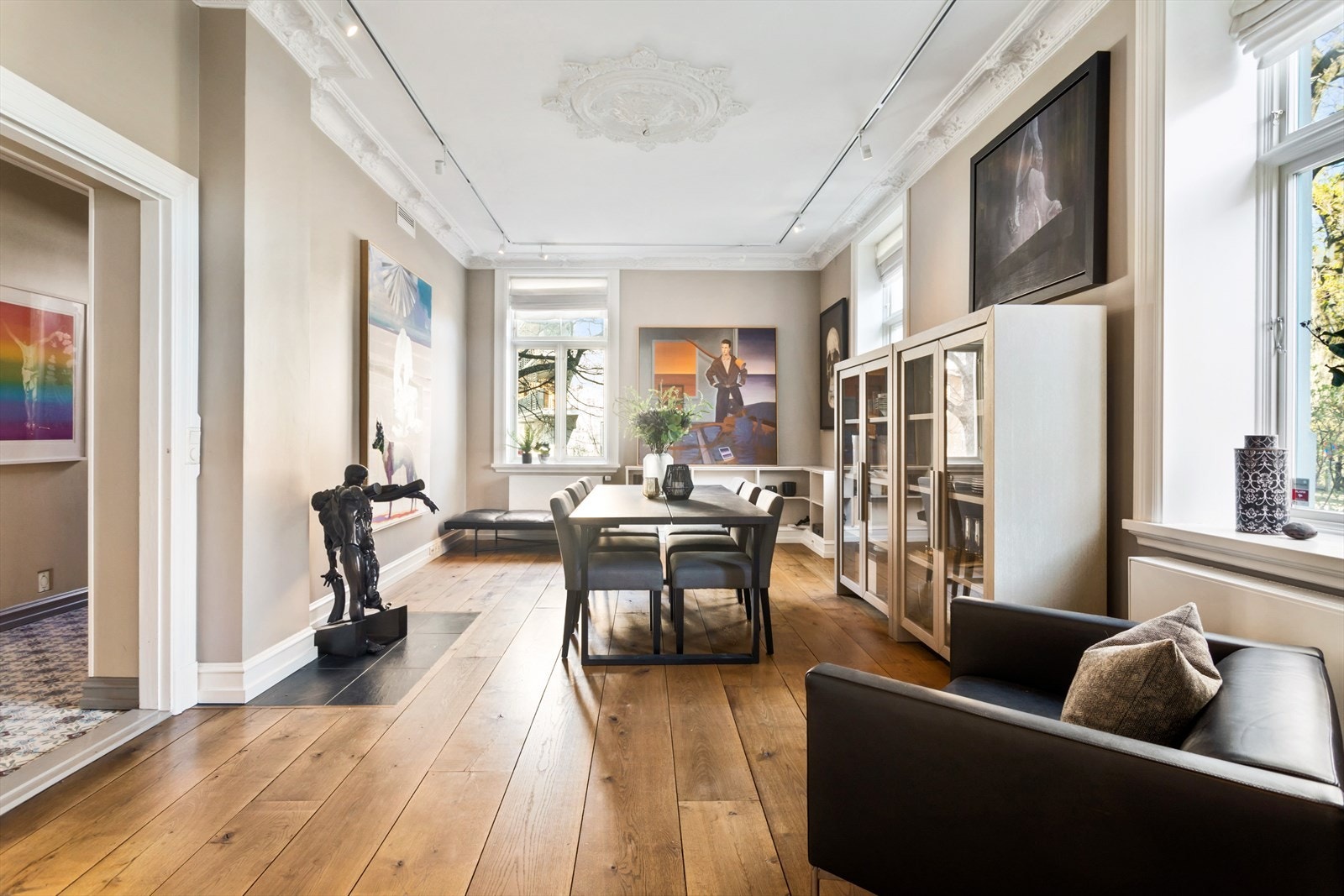 Praktfull stue/spisestue med god plass et stort spisebord. Galleribilde