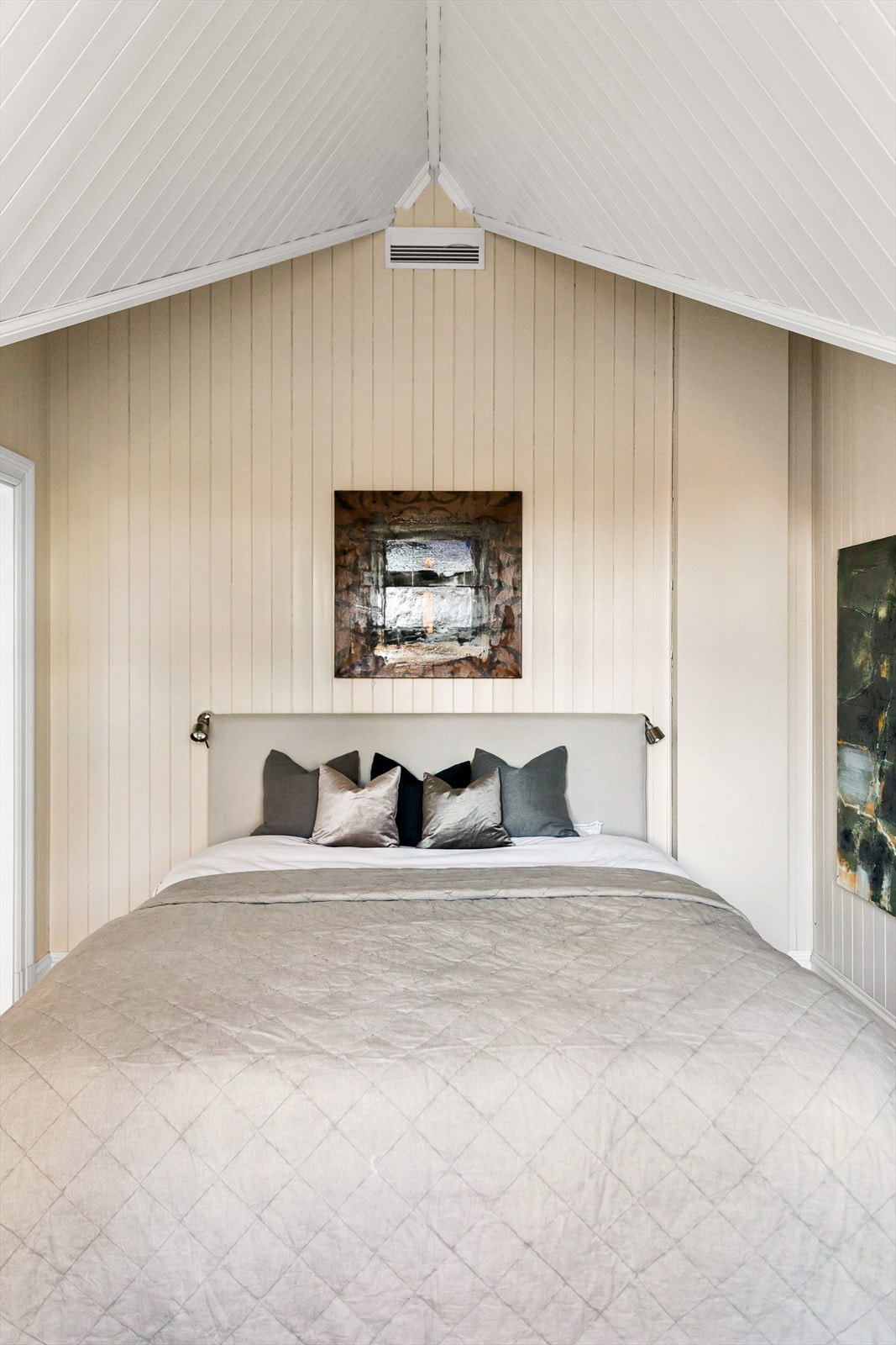 Takhøyden og utformingen gir en god romfølelse. Galleribilde