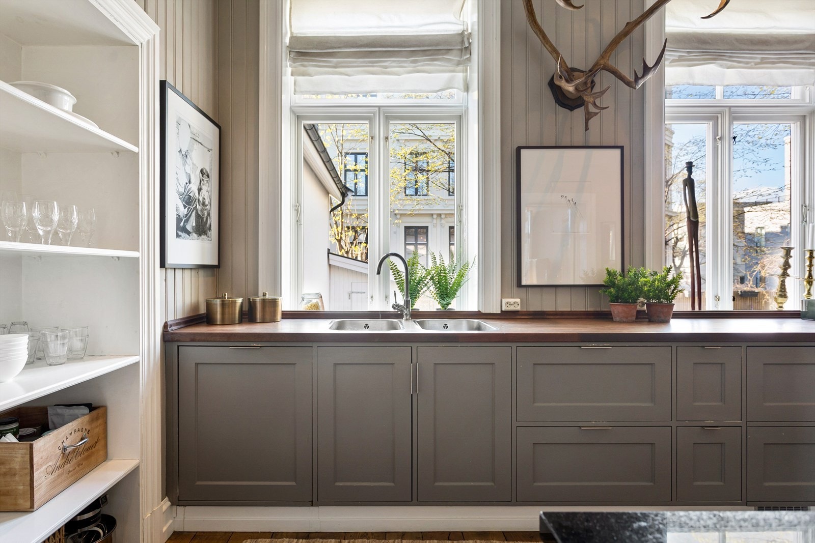 Hyggelig utsyn fra store vindu som også sørger for gode lysforhold. Galleribilde