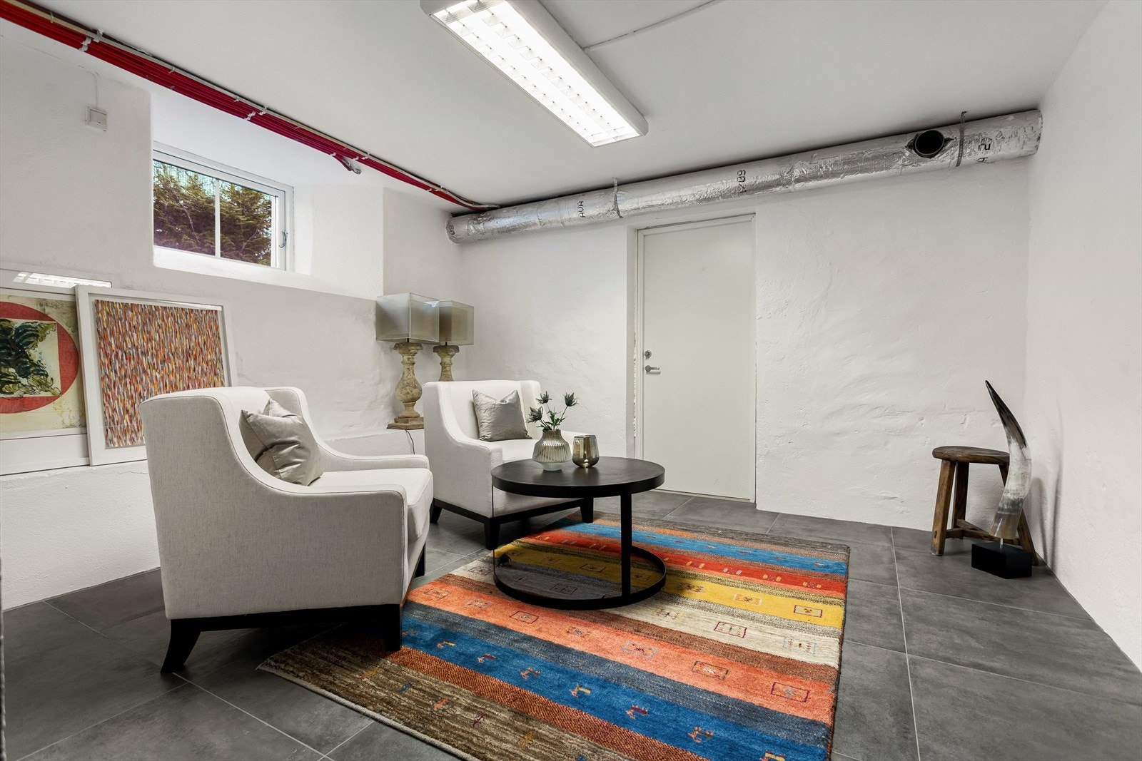 Fra hovedetasjen er det trapp ned til en stor kjellerstue samt to boder og teknisk rom. Galleribilde