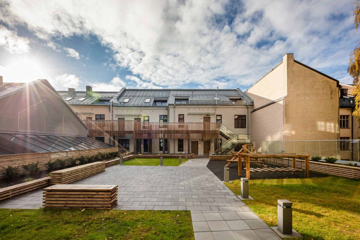 Takhagen mellom bygningene er en grønn oase for beboerne i Valkyrien Living. Takket være plasseringen i 3. etasje er det gode solforhold og rolig stemning på takhagen. Galleribilde