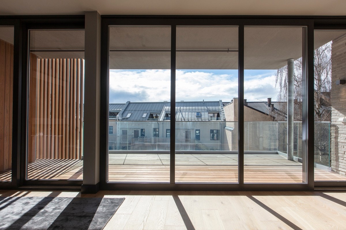 Fra stuen har du store skyvedører i glass som tar deg direkte ut til balkong. Glidende overgang mellom ute- og innerom gir en fin forlengelse av stuen på varme sommerdager. Galleribilde