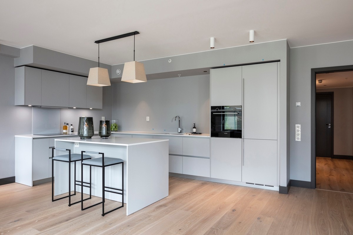 Kjøkkenet fra Poliform er levert av Expo Nova. Samtlige hvitevarer er integrert. Lekker benkeplate i Corian og armaturer fra Tapwell. Galleribilde