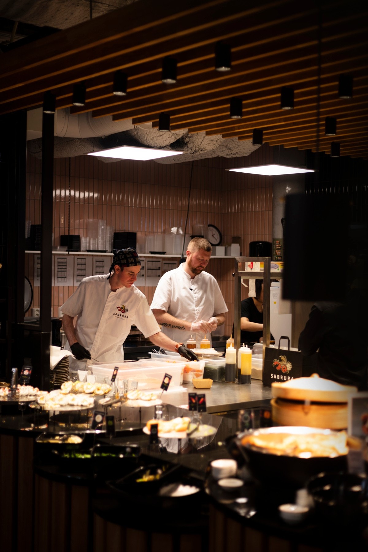 Her kan du nyte en kulinarisk opplevelse i underetasjen, eller ta med deg maten hjem. Galleribilde