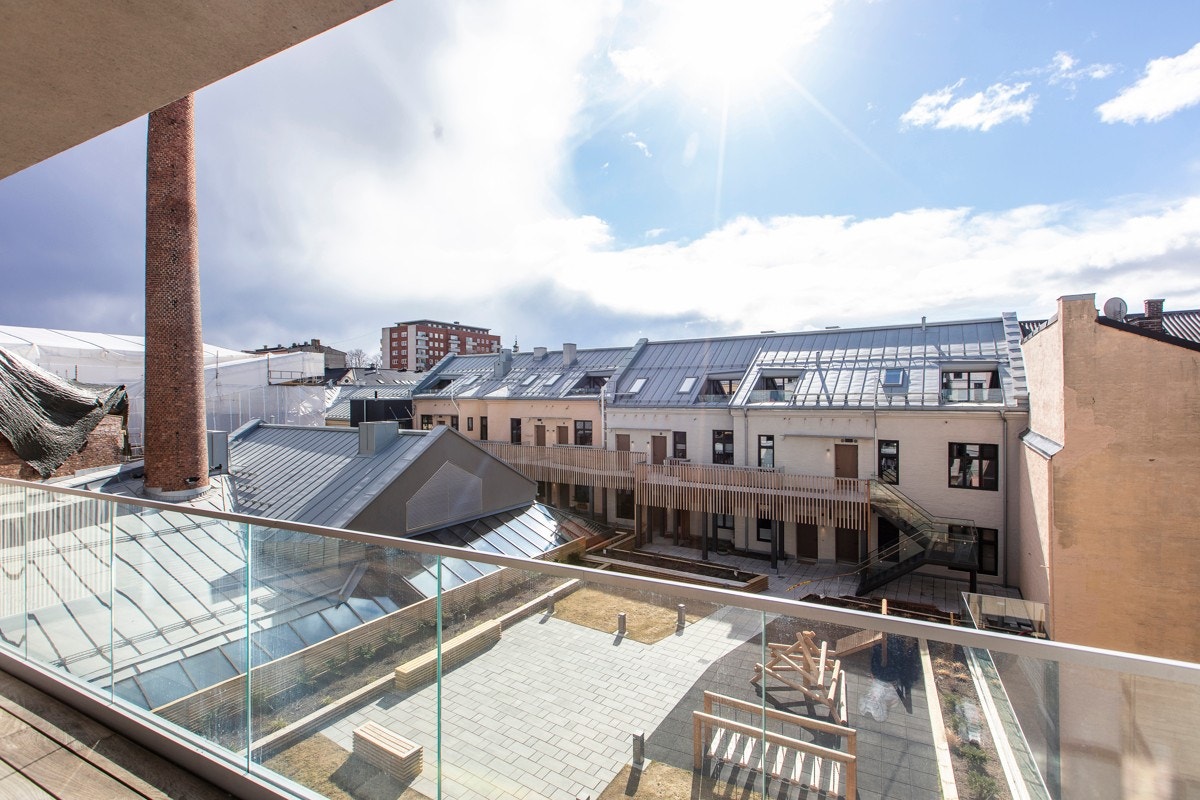 Balkongen har utsyn mot felles takhage som har adkomst til andre deler av VALKYRIEN. Galleribilde