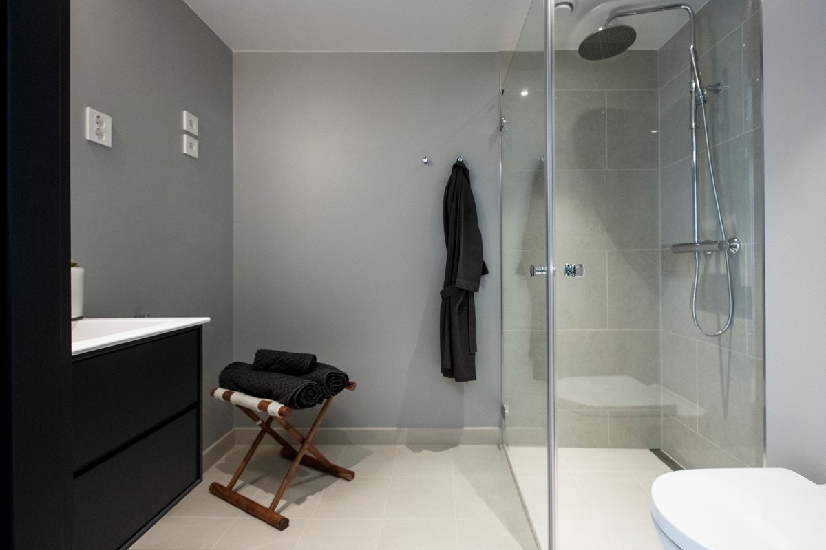 Badet tilknyttet hovedsoverommet fremstår som meget delikat og er ustyrt med dusjnisje med glassdører, vegghengt toalett, og servant med innredning. Badet har også varme i gulv og opplegg for vaskemaskin. Galleribilde