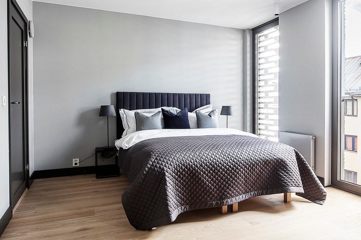 Det romslige hovedsoverommet er på ca. 15 kvm og har fransk balkong og adkomst til et lekkert bad, med opplegg for vaskemaskin. Galleribilde