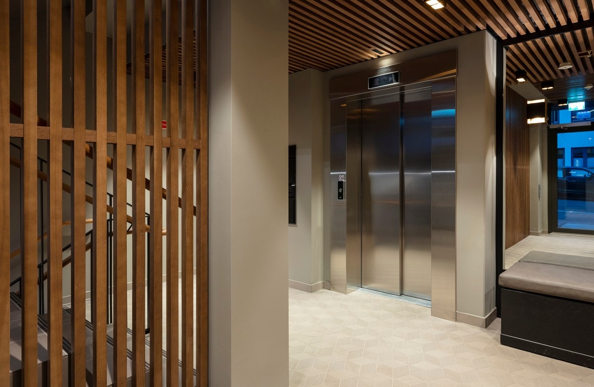 Bygget har heis til alle plan og fellesarealene er meget innbydende med gjennomtenkt designbelysning, delikate fargevalg og fliser på gulv. Galleribilde