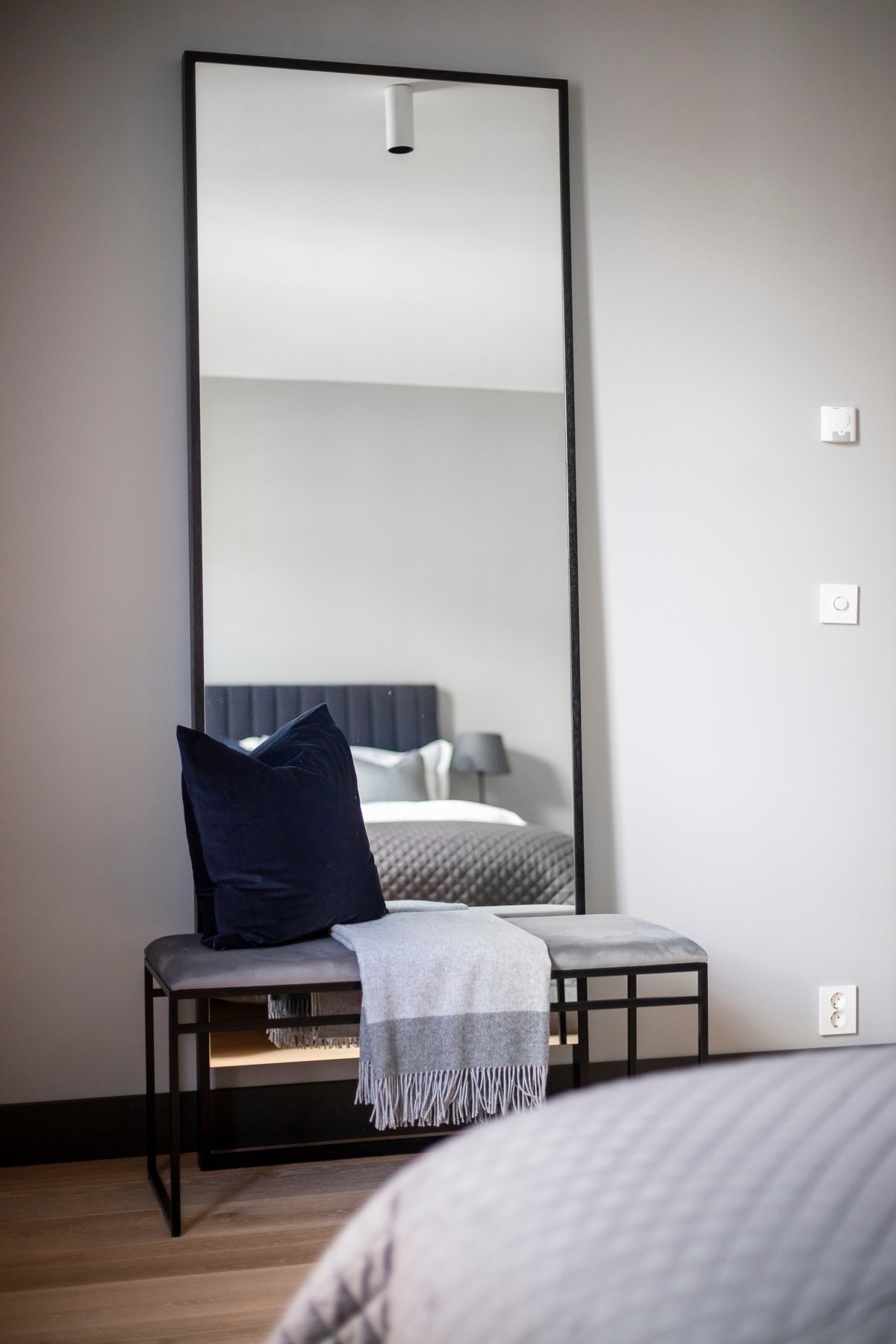 Rommet er malt i lyse, delikate farger og også her går den lekre en-stavs parketten igjen. Soveavdelingen ligger til høyre ut mot Ole Vigs gate. Galleribilde