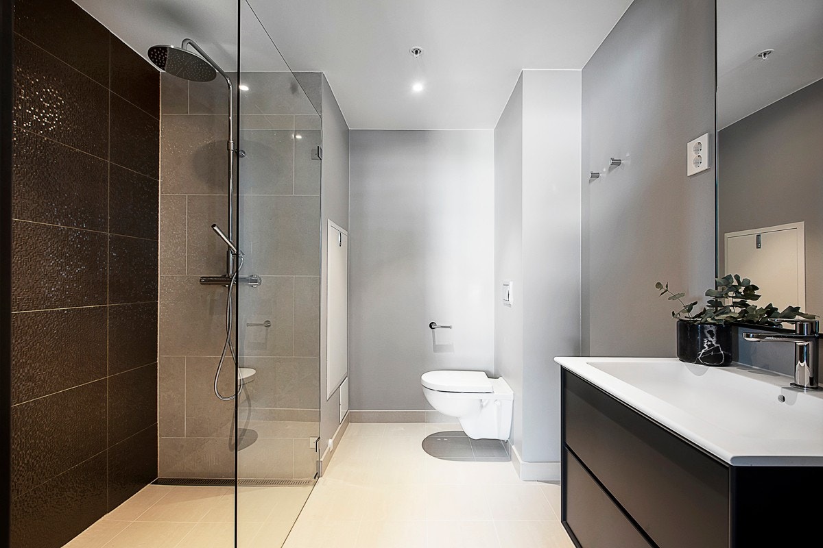 Fra gangen er det også adkomst til et gjestebad, som er like forseggjort som hovedbadet. Galleribilde