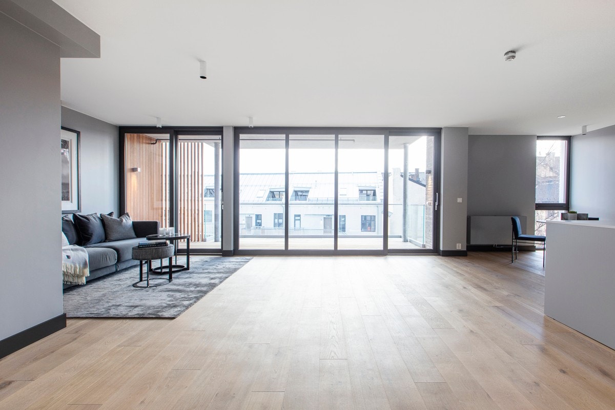 En meget romslig og lys leilighet, hvor den høye kvaliteten preger hver eneste detalj. Store vindusflater som strekker seg fra tak til himling gir gode lysforhold og en fin atmosfære i stuen. Galleribilde