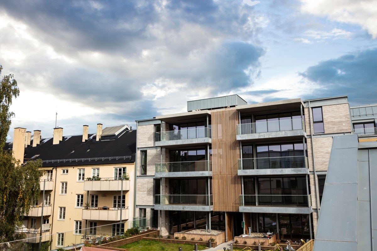 En nyoppført gård tegnet av arkitekt Ajas Mellbye. Galleribilde