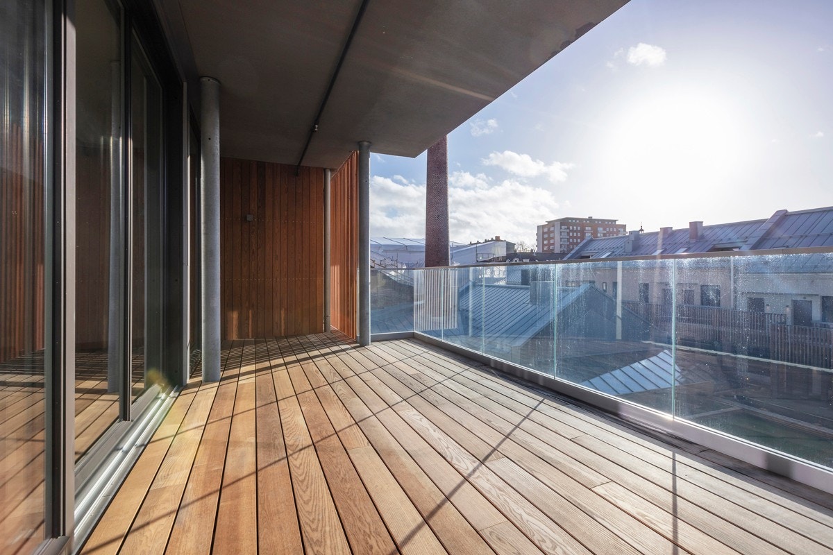 Nyoppført, svært lekker 3(4)-roms selveier på 102 kvm med heis og sydvestvendt balkong på ca. 16,5 kvm. Høy standard! Galleribilde