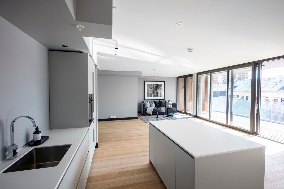 Rommets gode størrelse gir deg mulighet til å møblere med et stort spisebord. Her kan venner og familie inviteres til hverdag og fest. Galleribilde