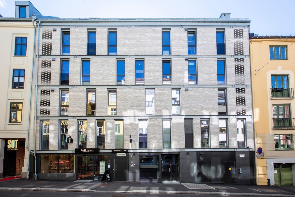 Leiligheten har heisadkomst fra inngangen i Ole Vigs gate 24. Galleribilde