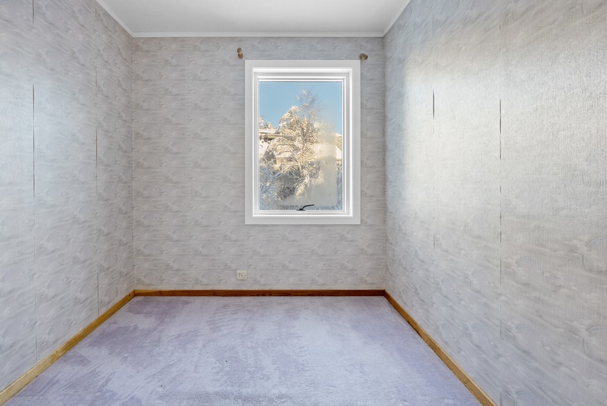 Dette er det andre soverommet i 1. etasje. Alle rommene har store vindusflater mot rolige forhold rundt boligen. Galleribilde