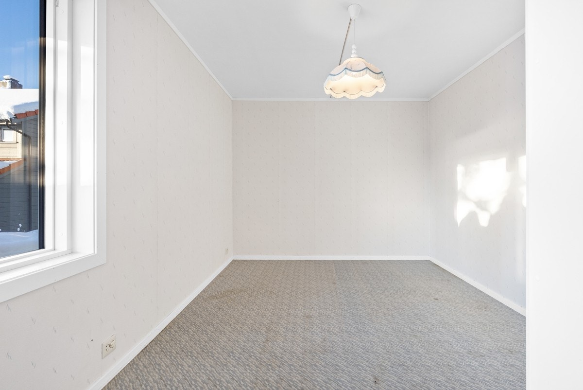 Dette er ett av soverommene i 1. etasje. Rommene har god plass til både seng, nattbord og garderobeløsning. Galleribilde