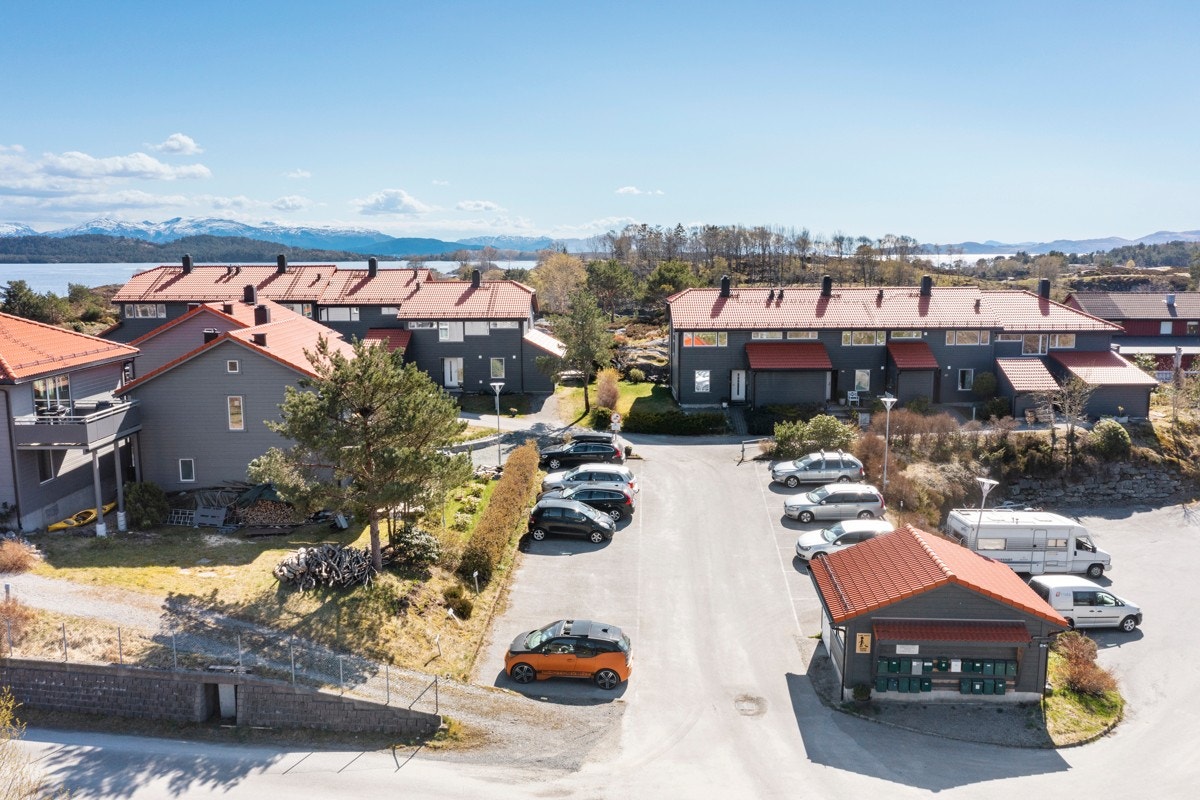 Andelen har eksklusiv bruksrett til parkering ved avmerket parkeringsplass ved borettslagets felles parkeringsplass. Denne finner en like ved boligen. Galleribilde