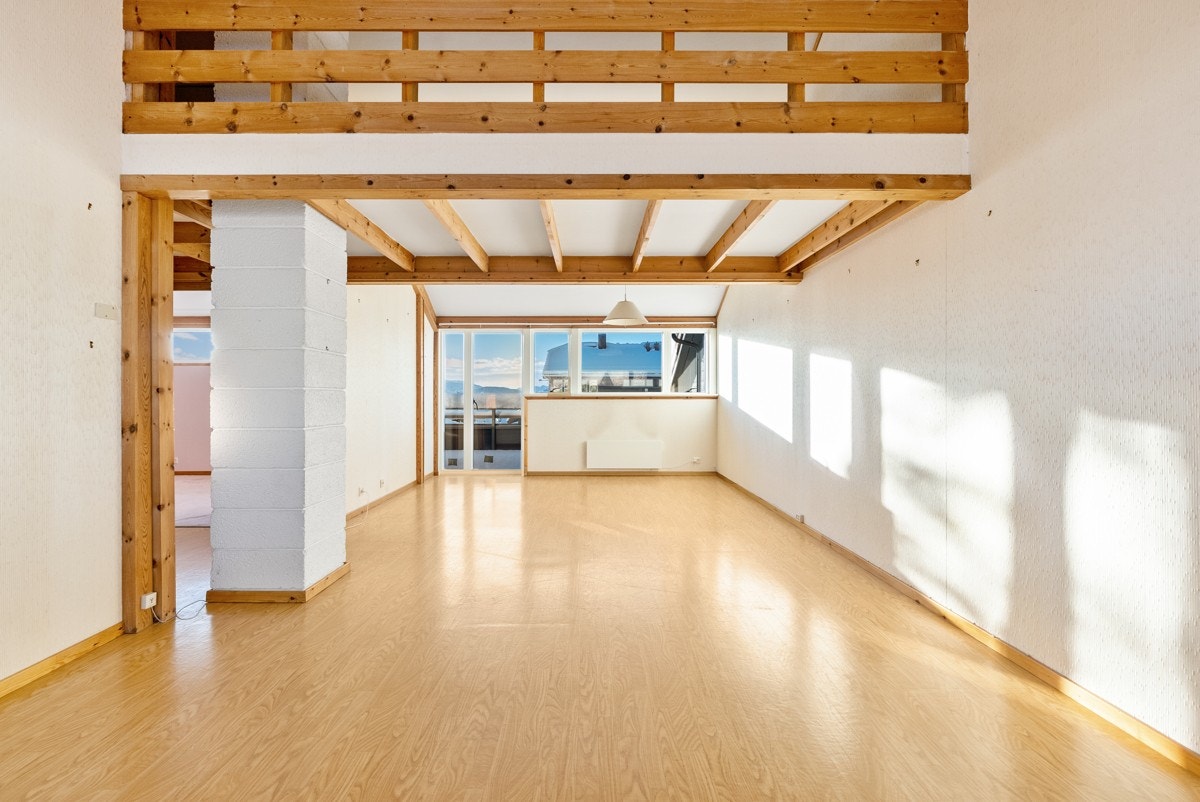 Fra 1. etasje følger en trapperom opp til stuen i 2. etasje. Stuen er boligens største rom, og oppleves som lys og åpen. Her er det utgang til sørvendt balkong på 6 kvm. Galleribilde