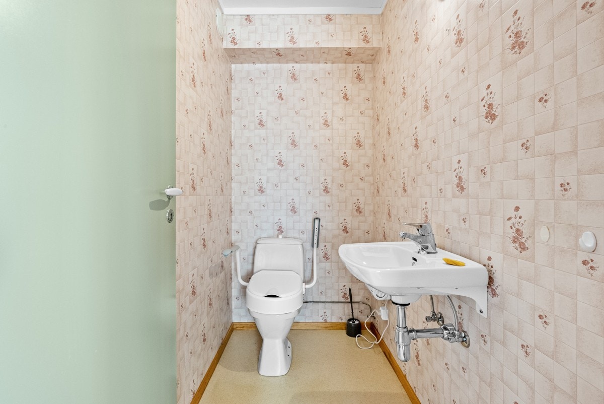 Ved siden av badet finner en ett toalettrom. Rommet fremgår med samme standard som badet. Toalettrommet er innredet med vegghengt vask og frittstående toalett. Galleribilde
