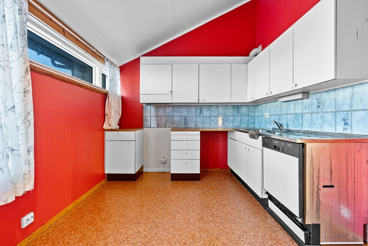 Kjøkkenet er fra byggeår og har enkel standard. Kjøkkenet oppleves som romslig, med god dekning av benkeplass å arbeide med samt en karakteristisk høy takhøyde. Galleribilde