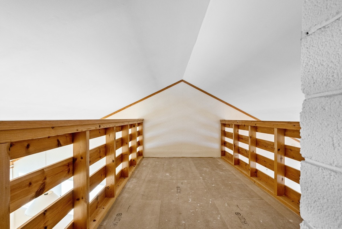 Over stuen er det etablert en hems på ca. 14 kvm, som strekker seg på tvers av hele rommet. Hemsen har en takhøyde på 1,85 meter på det høyeste, noe som er lavere enn ved standard rom. Galleribilde