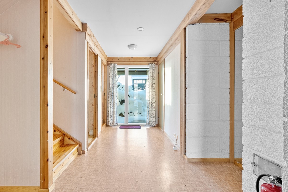 Man entrer boligens 1. etasje ved ett praktisk vindfang. Videre fra vindfanget kommer man til gangen. Gangen oppleves som særs romslig, med rikelig plass til å henge ifra seg yttertøy og sette tilside sko. Galleribilde